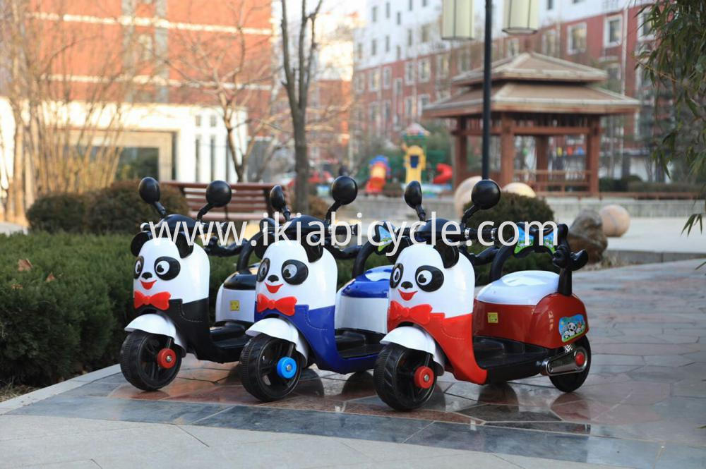 Drie kleur kinders elektriese driewiel