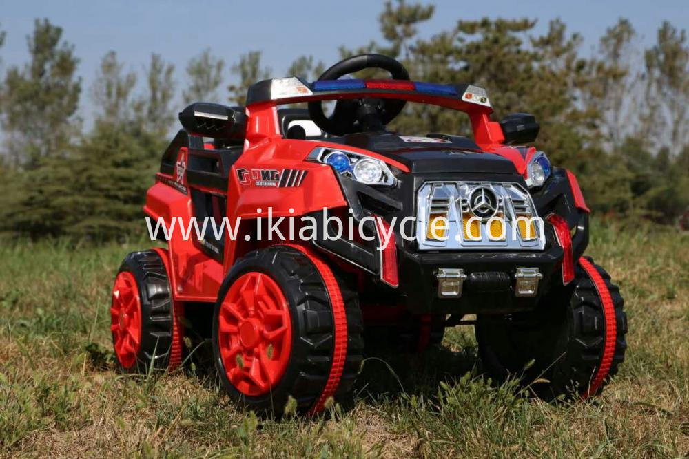 Kid ry op die motor met afstandbeheer