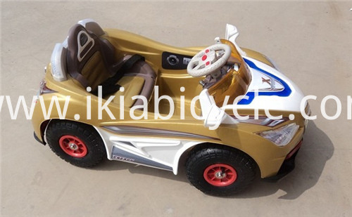 Ry op speelgoedmotors vir kinders